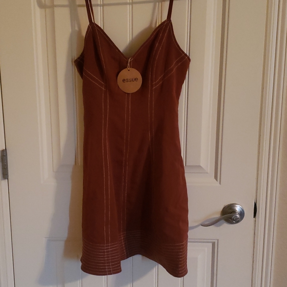 Small brown essue dress.